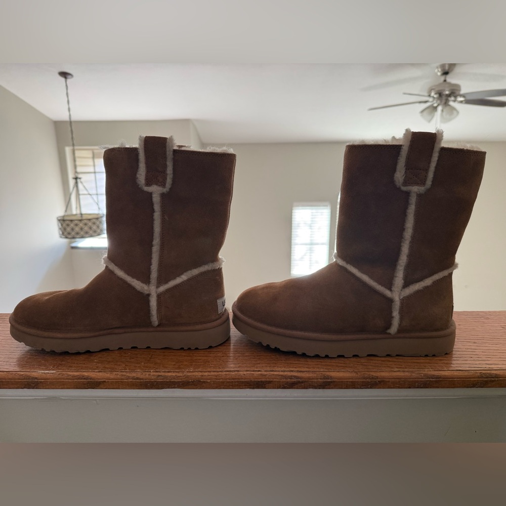 UGG Classic Short Spill Seam Boot.

NWOT? Brown Winter Boots with Cream Trim